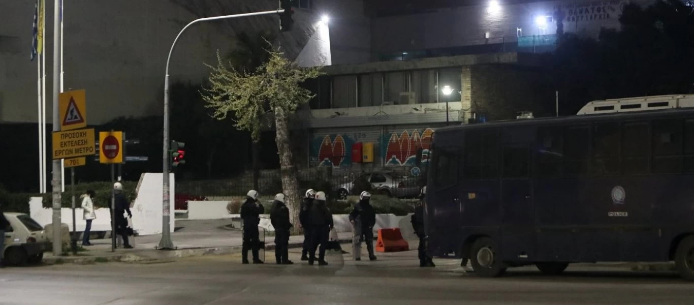Νέο σκηνικό έντασης «έστησε» η κυβέρνηση: Σόου με ελικόπτερο και drone για την εκκένωση του ΑΠΘ - 40 προσαγωγές